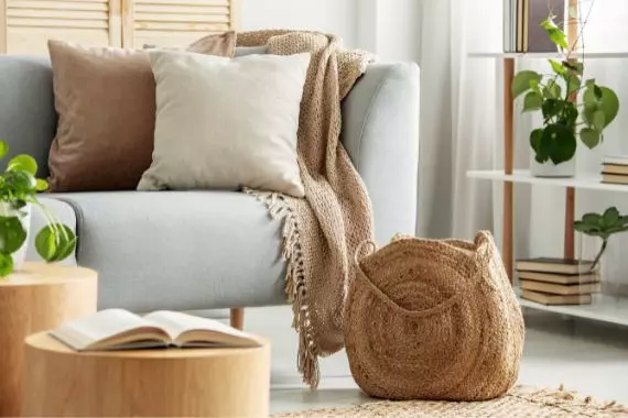 Szare ściany i naturalne dodatki w stylu boho